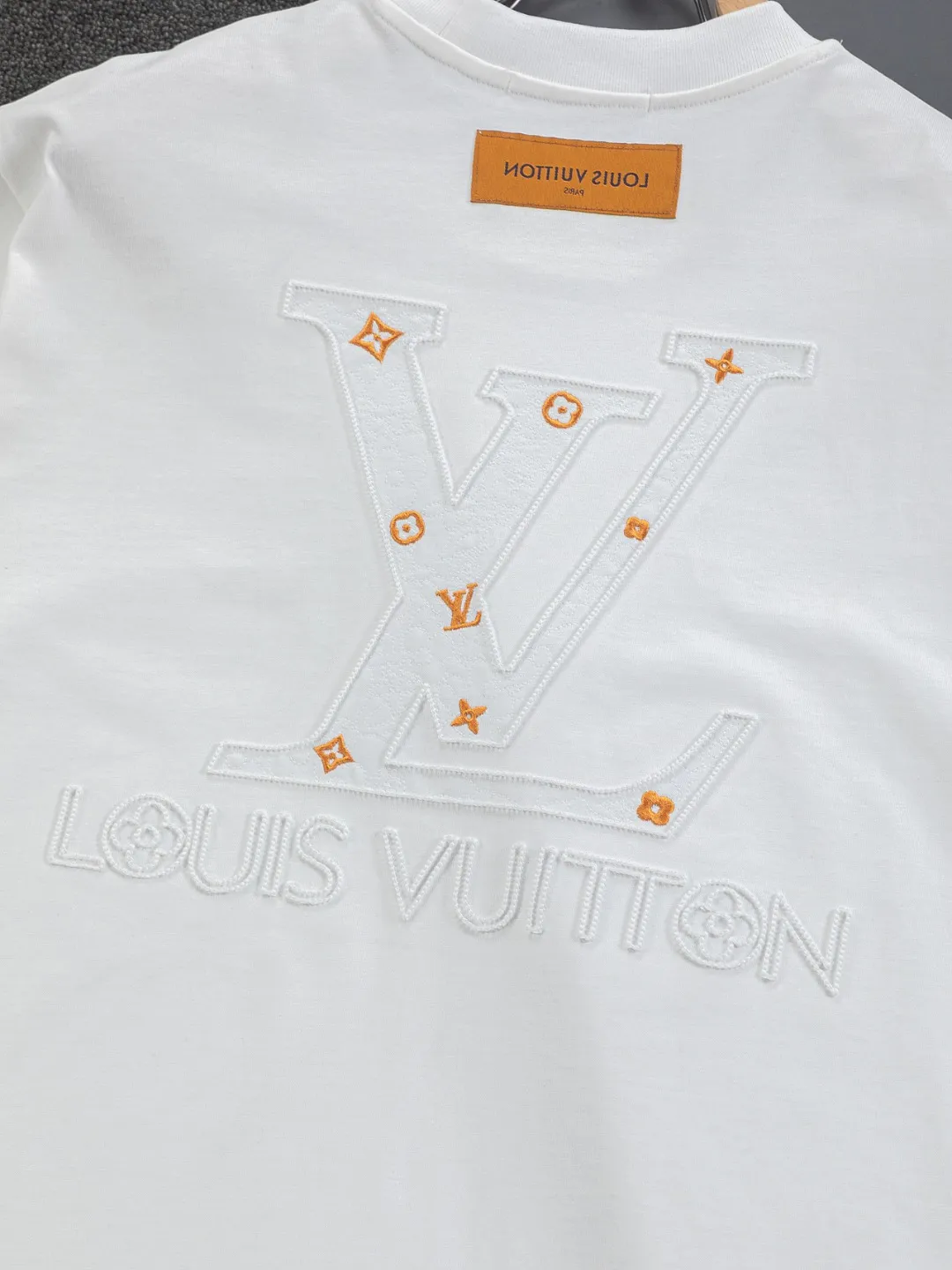🅿️190 Louis Vuitton 1V LV micro-wide version S-XL LV 26ss New product counters are on the shelves at the same time Multiple craftsmanship Three-dimensional hollow gold dot letters embroidery on the chest🪡logo Large logo embroidery on the back hollow gold dot letters🪡logo Short-sleeved T-shirt Round neck short-sleeved T-shirt, the same style for men and women! Consigned to one-to-one creation. Synchronized with the official website, pure cotton fabrics at the counter! It is close to the skin and comfortable, durable and easy to wear. It has a classic and simple logo design and meticulous original craftsmanship. Short-sleeves, a must-have item for men, do not appear to be the same for the general public, but must be unique and eye-catching. This LV short-sleeve is all about quality, comfort, the same shape and fashion as always, including fabrics and cutting techniques. All of them have been made with great effort! 320 grams of washed pure cotton fabric, pure cotton is breathable, very refreshing and comfortable for daily wear. The rib knitting on the neckline is smooth and tight, and the neckline will not be skewed if you toss it at will. The loose version, you will find that it looks really good on the upper body. The overall is minimalist and neat, super versatile for daily use! Pair it casually with a pair of pants for a youthful look. A T-shirt will make your outfit crazy. It is a fashionable item that can never go wrong! Color: Black White Pink Size: S-XL Size chart: S: Shoulder width 50-Bust 56-Length 70 M: Shoulder width 52-Bust 57-Length 72 L: Shoulder width 54-Bust 59-Length 74 XL: Shoulder width 56-Bust 62-Length 76
